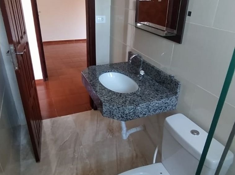 CASA DE ALVENARIA AOS FUNDOS NO CENTRO